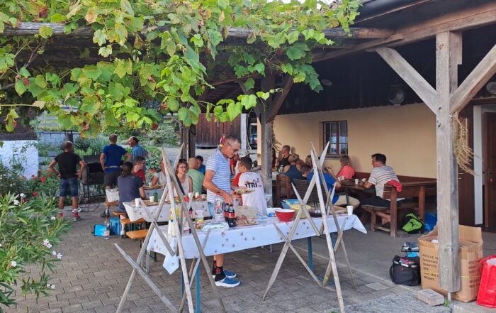 JTRI-Mitglieder beim Grillplausch nach dem Training im Freien.
